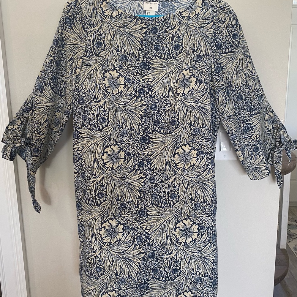 Size 4 H&M Navy and Cream Short Dress